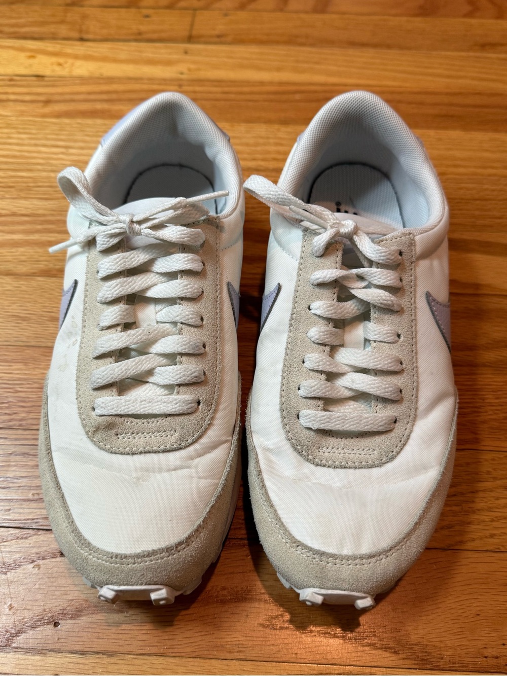 Nike Women’s Daybreak Sneaker White and Lilac Low-Top Sneakers size 7.5 EUC